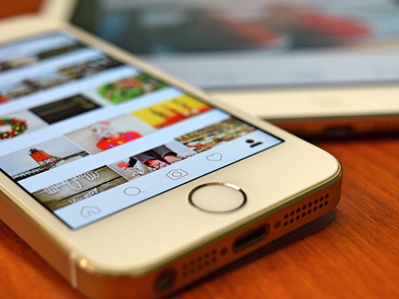 Ein iPhone zeigt die Instagram-App.