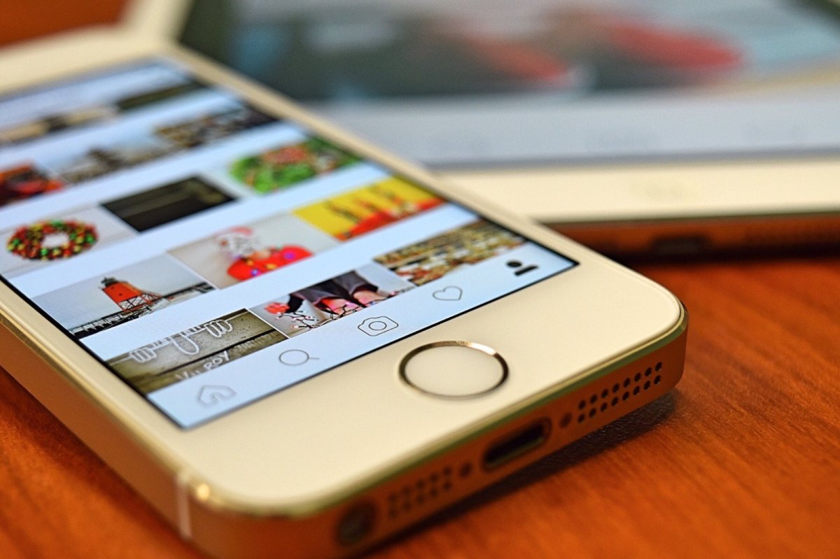 Ein iPhone zeigt die Instagram-App.