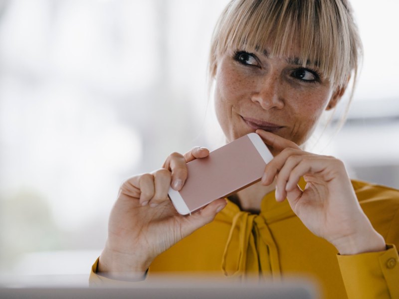 Frau-mit-iPhone