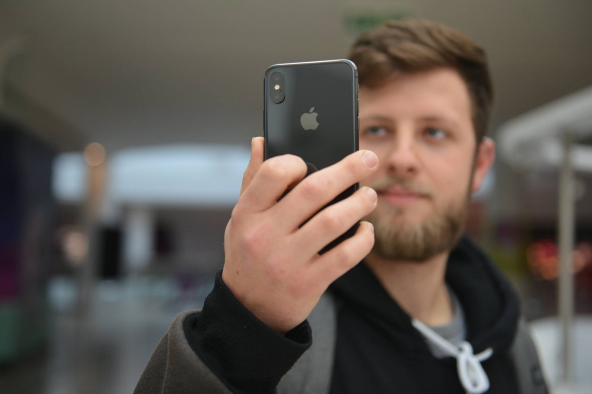 Ein Mann entsperrt sein Smartphone mit dem Gesicht.