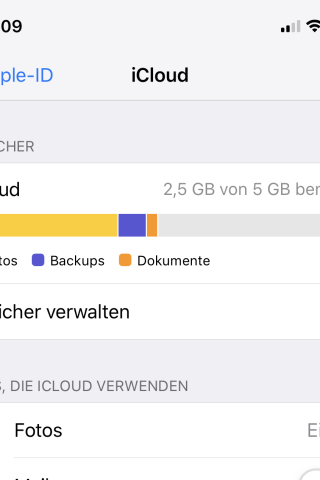 Unter "Einstellungen" > „iCloud“ kannst du den iCloud-Speicher verwalten.‘ title=’Unter „Einstellungen“ > „iCloud“ kannst du den iCloud-Speicher verwalten.’><figcaption><div class="inline-media__text">Unter „Einstellungen“ > „iCloud“ kannst du den iCloud-Speicher verwalten.</div>
	<div class="inline-media__credits">Foto: futurezone/Screenshot</div>
	</figcaption></figure></aside><h3 class="wp-block-heading">iCloud-Speicher voll – Tipp #1: iCloud-Backup anpassen</h3><p class="p_8">iCloud macht von vielen Apps automatisch ein Backup. Möchtest du das unterbinden, kannst du das im gleichen Menü wie oben erklärt einstellen:</p><div class="p_9"><ol><li>Tipp auf „Speicher verwalten“.</li><li>Wähle den Punkt „Backups“ aus. Hier siehst du die Geräte, die mit einem iCloud-Backup ausgerüstet sind. Tipp auf dein Gerät.</li><li>Weiter unten kannst du nun bestimmen, welche Daten für ein Backup gespeichert werden sollen.</li><li>Schiebst du den Regler nach links, erscheint die Meldung „Deaktivieren & Löschen“. Wähle das aus und diese App wird aus deinem Backup entfernt.</li><li>Einige Apps kannst du jedoch im Rahmen des iCloud-Backups nicht entfernen.</li></ol></div><aside class="inline-block inline-block--wide"><figure class="wp-block-image media image"><img src="https://www.futurezone.de/wp-content/uploads/sites/11/2021/09/icloud-speicher-voll-1.png" alt="Wähle das Backup deines Gerätes aus, um dort den iCloud-Speicher zu verwalten." title="Wähle das Backup deines Gerätes aus, um dort den iCloud-Speicher zu verwalten."><figcaption><div class="inline-media__text">Wähle das Backup deines Gerätes aus, um dort den iCloud-Speicher zu verwalten.</div>
	<div class="inline-media__credits">Foto: futurezone/Screenshot</div>
	</figcaption></figure></aside><p class="p_11">In diesem Zuge kannst du auch andere Geräte, die mit einem iCloud-Backup versehen sind, bearbeiten oder löschen. Löschst du ein Backup von einem Gerät, wird für dieses auch in Zukunft in iCloud keins mehr gemacht.</p><h3 class="wp-block-heading">iCloud-Speicher voll – Tipp #2: Verringere die Größe der iCloud-Fotos</h3><p class="p_12">Mit den iCloud-Fotos kannst du bequem auf sämtliche Bilder und Videos aller verbundenen Geräte zugreifen. Wer Platz schaffen möchte, sollte regelmäßig Fotos aus der Fotos-App ausmisten und löschen. Außerdem solltest du den Foto-Speicher in iCloud optimieren: Dadurch ersetzt deine Fotos-App Bilder und Videos durch kleinere Versionen, sobald der Speicherplatz knapp wird. So gehst du dafür vor:</p><div class="p_13"><ol><li>Geht in den Einstellungen zu deinem Namen und tipp auf „iCloud“.</li><li>Tipp auf den Punkt „Fotos“.</li><li>Hier solltest du bei „iPhone-Speicher optimieren“ ein Häkchen setzen.</li></ol></div><aside class="inline-block inline-block--wide"><figure class="wp-block-image media image"><img src="https://www.futurezone.de/wp-content/uploads/sites/11/2021/09/icloud-speicher-voll-2.png" alt="Optimiere den iPhone-Speicher der iCloud-Fotos." title="Optimiere den iPhone-Speicher der iCloud-Fotos."><figcaption><div class="inline-media__text">Optimiere den iPhone-Speicher der iCloud-Fotos.</div>
	<div class="inline-media__credits">Foto: futurezone/Screenshot</div>
	</figcaption></figure></aside><p class="p_15">Alternativ kannst du auch auf iCloud-Fotos verzichten und deine Bilder auf dem Computer speichern. Danach kannst du in den gleichen Einstellungen „iCloud-Fotos“ und „Mein Fotostream“ deaktivieren.</p><h3 class="wp-block-heading">iCloud-Speicher voll – Tipp #3: iCloud Drive aufräumen</h3><p class="p_16">Auch iCloud Drive kann den Speicher von iCloud voll machen. So löschst du Daten von iCloud Drive:</p><div class="p_17"><ol><li>Unter Einstellungen > iCloud > „Speicher verwalten“ tippst du auf iCloud Drive.</li><li>Anschließend wählst du „Daten löschen“ aus.</li><li>Alternativ gehst du zur App „Dateien“ und tippst unten rechts auf „Durchsuchen“.</li><li>Oben links wählst du „Speicherorte“ aus und tippst auf „iCloud Drive“.</li><li>Tipp oben rechts auf „Auswählen“ und drücke auf die Dateien, die du löschen möchtest.</li><li>Anschließend gehst du auf das Mülleimer-Symbol.</li><li>Um endgültig Daten zu entfernen, tipp auf „Speicherorte“, geh zu „Zuletzt gelöscht“ und lösche hier nochmal die Daten.</li></ol></div><aside class="inline-block inline-block--wide"><figure class="wp-block-image media image"><img src="https://www.futurezone.de/wp-content/uploads/sites/11/2021/09/icloud-speicher-voll-3.png" alt="Auch iCloud Drive sollte mal aufgeräumt werden, wenn der iCloud-Speicher voll ist." title="Auch iCloud Drive sollte mal aufgeräumt werden, wenn der iCloud-Speicher voll ist."><figcaption><div class="inline-media__text">Auch iCloud Drive sollte mal aufgeräumt werden, wenn der iCloud-Speicher voll ist.</div>
	<div class="inline-media__credits">Foto: futurezone/Screenshot</div>
	</figcaption></figure></aside><h3 class="wp-block-heading">iCloud-Speicher voll – Tipp #4: iCloud-Mails löschen</h3><p class="p_19">Eventuell hast du E-Mails auf deinem iCloud-E-Mail-Account, die ebenfalls den iCloud-Speicher voll machen können. Schau in deiner Mail-App nach und lösche gegebenenfalls unnötige Nachrichten und Mails.</p><h3 class="wp-block-heading">iCloud-Speicher voll – Tipp #5: Nachrichten-App: Texte und Anhänge löschen</h3><p class="p_20">Wenn du die Nachrichten-App in iClouds aktiviert hast, kann es sein, dass große Textnachrichten und Anhänge den iCloud-Speicher belasten. Entweder du deaktivierst die App für iCloud, wie oben schon erklärt, oder du löschst manuell bestimmte Anhänge oder Nachrichten:</p><div class="p_21"><ol><li>Halte deinen Finger auf die bestimmte Nachricht oder den Anhang gedrückt.</li><li>Wähle danach „Mehr“ aus.</li><li>Jetzt kannst du einzelne Nachrichten auswählen und dann auf den Papierkorb tippen.</li></ol></div><aside class="inline-block inline-block--wide"><figure class="wp-block-image media image"><img src="https://www.futurezone.de/wp-content/uploads/sites/11/2021/09/icloud-speicher-voll-4.png" alt=
