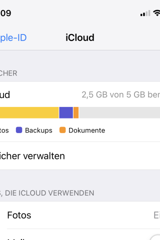 Unter "Einstellungen" > „iCloud“ kannst du den iCloud-Speicher verwalten.‘ title=’Unter „Einstellungen“ > „iCloud“ kannst du den iCloud-Speicher verwalten.’><figcaption><div class="inline-media__text">Unter „Einstellungen“ > „iCloud“ kannst du den iCloud-Speicher verwalten.</div>
	<div class="inline-media__credits">Foto: futurezone/Screenshot</div>
	</figcaption></figure></aside><h3 class="wp-block-heading">iCloud-Speicher voll – Tipp #1: iCloud-Backup anpassen</h3><p class="p_8">iCloud macht von vielen Apps automatisch ein Backup. Möchtest du das unterbinden, kannst du das im gleichen Menü wie oben erklärt einstellen:</p><div class="p_9"><ol><li>Tipp auf „Speicher verwalten“.</li><li>Wähle den Punkt „Backups“ aus. Hier siehst du die Geräte, die mit einem iCloud-Backup ausgerüstet sind. Tipp auf dein Gerät.</li><li>Weiter unten kannst du nun bestimmen, welche Daten für ein Backup gespeichert werden sollen.</li><li>Schiebst du den Regler nach links, erscheint die Meldung „Deaktivieren & Löschen“. Wähle das aus und diese App wird aus deinem Backup entfernt.</li><li>Einige Apps kannst du jedoch im Rahmen des iCloud-Backups nicht entfernen.</li></ol></div><aside class="inline-block inline-block--wide"><figure class="wp-block-image media image"><img decoding="async" src="https://www.futurezone.de/wp-content/uploads/sites/11/2021/09/icloud-speicher-voll-1.png" alt="Wähle das Backup deines Gerätes aus, um dort den iCloud-Speicher zu verwalten." title="Wähle das Backup deines Gerätes aus, um dort den iCloud-Speicher zu verwalten."><figcaption><div class="inline-media__text">Wähle das Backup deines Gerätes aus, um dort den iCloud-Speicher zu verwalten.</div>
	<div class="inline-media__credits">Foto: futurezone/Screenshot</div>
	</figcaption></figure></aside><p class="p_11">In diesem Zuge kannst du auch andere Geräte, die mit einem iCloud-Backup versehen sind, bearbeiten oder löschen. Löschst du ein Backup von einem Gerät, wird für dieses auch in Zukunft in iCloud keins mehr gemacht.</p><h3 class="wp-block-heading">iCloud-Speicher voll – Tipp #2: Verringere die Größe der iCloud-Fotos</h3><p class="p_12">Mit den iCloud-Fotos kannst du bequem auf sämtliche Bilder und Videos aller verbundenen Geräte zugreifen. Wer Platz schaffen möchte, sollte regelmäßig Fotos aus der Fotos-App ausmisten und löschen. Außerdem solltest du den Foto-Speicher in iCloud optimieren: Dadurch ersetzt deine Fotos-App Bilder und Videos durch kleinere Versionen, sobald der Speicherplatz knapp wird. So gehst du dafür vor:</p><div class="p_13"><ol><li>Geht in den Einstellungen zu deinem Namen und tipp auf „iCloud“.</li><li>Tipp auf den Punkt „Fotos“.</li><li>Hier solltest du bei „iPhone-Speicher optimieren“ ein Häkchen setzen.</li></ol></div><aside class="inline-block inline-block--wide"><figure class="wp-block-image media image"><img decoding="async" src="https://www.futurezone.de/wp-content/uploads/sites/11/2021/09/icloud-speicher-voll-2.png" alt="Optimiere den iPhone-Speicher der iCloud-Fotos." title="Optimiere den iPhone-Speicher der iCloud-Fotos."><figcaption><div class="inline-media__text">Optimiere den iPhone-Speicher der iCloud-Fotos.</div>
	<div class="inline-media__credits">Foto: futurezone/Screenshot</div>
	</figcaption></figure></aside><p class="p_15">Alternativ kannst du auch auf iCloud-Fotos verzichten und deine Bilder auf dem Computer speichern. Danach kannst du in den gleichen Einstellungen „iCloud-Fotos“ und „Mein Fotostream“ deaktivieren.</p><h3 class="wp-block-heading">iCloud-Speicher voll – Tipp #3: iCloud Drive aufräumen</h3><p class="p_16">Auch iCloud Drive kann den Speicher von iCloud voll machen. So löschst du Daten von iCloud Drive:</p><div class="p_17"><ol><li>Unter Einstellungen > iCloud > „Speicher verwalten“ tippst du auf iCloud Drive.</li><li>Anschließend wählst du „Daten löschen“ aus.</li><li>Alternativ gehst du zur App „Dateien“ und tippst unten rechts auf „Durchsuchen“.</li><li>Oben links wählst du „Speicherorte“ aus und tippst auf „iCloud Drive“.</li><li>Tipp oben rechts auf „Auswählen“ und drücke auf die Dateien, die du löschen möchtest.</li><li>Anschließend gehst du auf das Mülleimer-Symbol.</li><li>Um endgültig Daten zu entfernen, tipp auf „Speicherorte“, geh zu „Zuletzt gelöscht“ und lösche hier nochmal die Daten.</li></ol></div><aside class="inline-block inline-block--wide"><figure class="wp-block-image media image"><img decoding="async" src="https://www.futurezone.de/wp-content/uploads/sites/11/2021/09/icloud-speicher-voll-3.png" alt="Auch iCloud Drive sollte mal aufgeräumt werden, wenn der iCloud-Speicher voll ist." title="Auch iCloud Drive sollte mal aufgeräumt werden, wenn der iCloud-Speicher voll ist."><figcaption><div class="inline-media__text">Auch iCloud Drive sollte mal aufgeräumt werden, wenn der iCloud-Speicher voll ist.</div>
	<div class="inline-media__credits">Foto: futurezone/Screenshot</div>
	</figcaption></figure></aside><h3 class="wp-block-heading">iCloud-Speicher voll – Tipp #4: iCloud-Mails löschen</h3><p class="p_19">Eventuell hast du E-Mails auf deinem iCloud-E-Mail-Account, die ebenfalls den iCloud-Speicher voll machen können. Schau in deiner Mail-App nach und lösche gegebenenfalls unnötige Nachrichten und Mails.</p><h3 class="wp-block-heading">iCloud-Speicher voll – Tipp #5: Nachrichten-App: Texte und Anhänge löschen</h3><p class="p_20">Wenn du die Nachrichten-App in iClouds aktiviert hast, kann es sein, dass große Textnachrichten und Anhänge den iCloud-Speicher belasten. Entweder du deaktivierst die App für iCloud, wie oben schon erklärt, oder du löschst manuell bestimmte Anhänge oder Nachrichten:</p><div class="p_21"><ol><li>Halte deinen Finger auf die bestimmte Nachricht oder den Anhang gedrückt.</li><li>Wähle danach „Mehr“ aus.</li><li>Jetzt kannst du einzelne Nachrichten auswählen und dann auf den Papierkorb tippen.</li></ol></div><aside class="inline-block inline-block--wide"><figure class="wp-block-image media image"><img decoding="async" src="https://www.futurezone.de/wp-content/uploads/sites/11/2021/09/icloud-speicher-voll-4.png" alt=