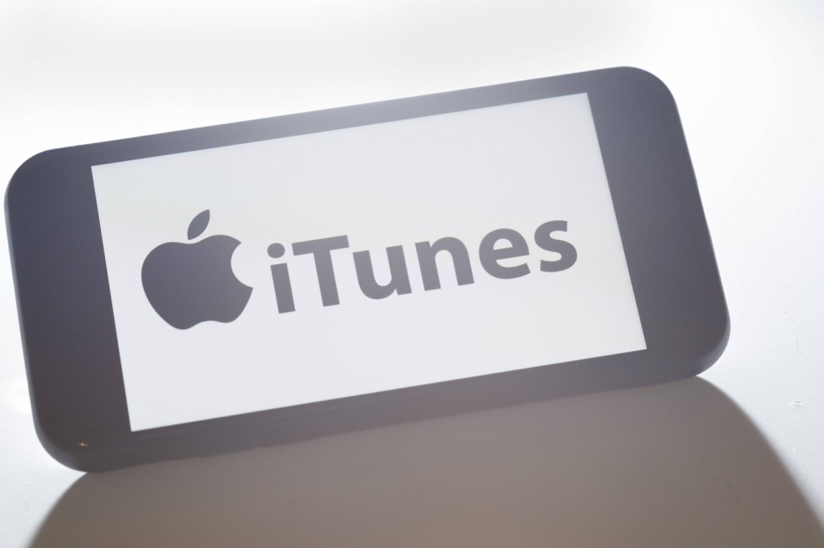 Ein iPhone mit iTunes-Logo.