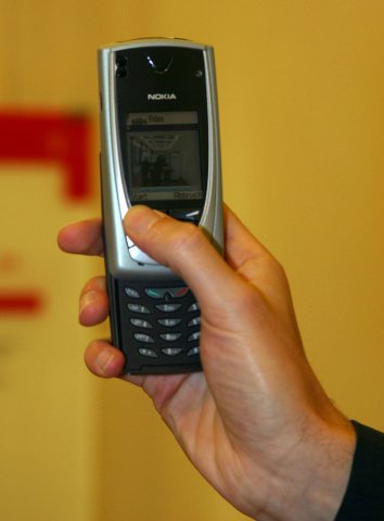 Das Nokia "7650": Aus heutiger Sicht wirken die technischen Daten der Kamera und des Displays lächerlich. 