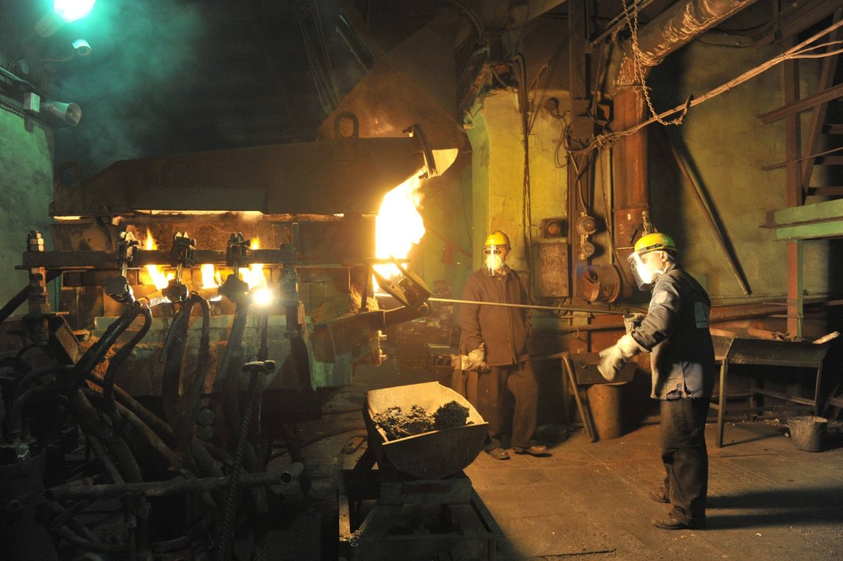 Arbeiter bei der Produktion von Kobaltbarren in einer Fabrik in Russland.