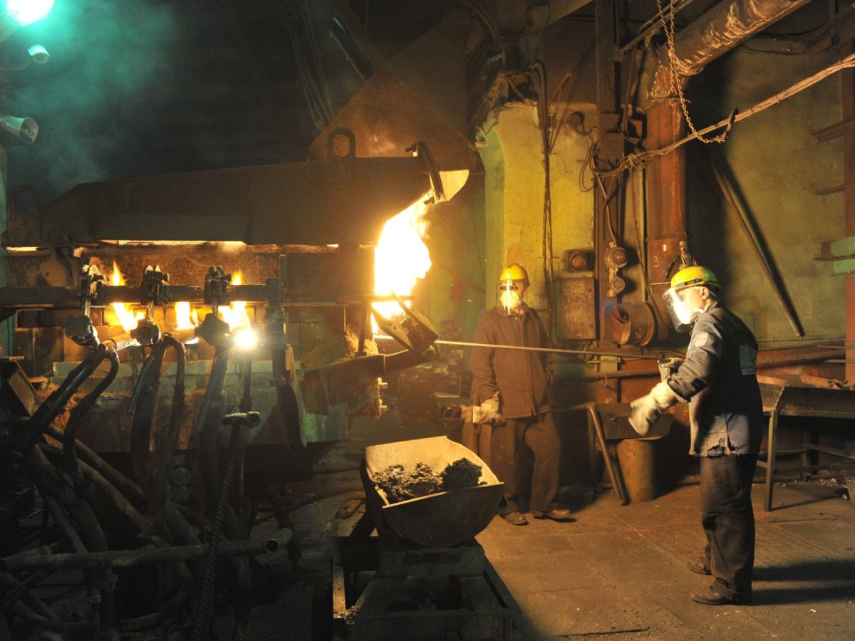 Arbeiter bei der Produktion von Kobaltbarren in einer Fabrik in Russland.