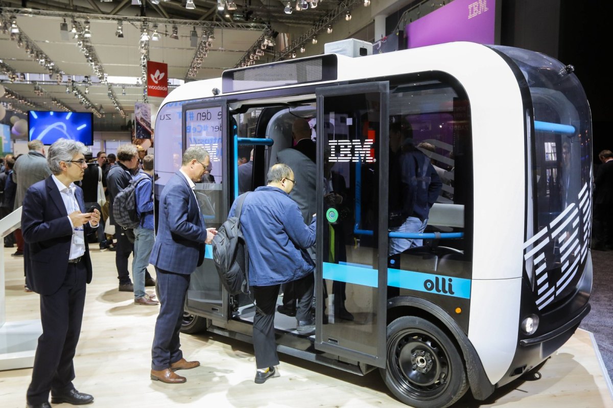 Der selbstfahrende Bus "Olli" von IBM auf der CeBIT.