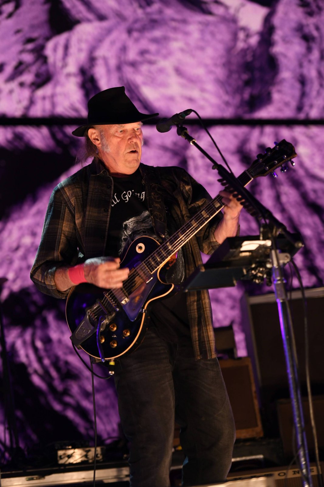 Neil Young auf der Bühne.