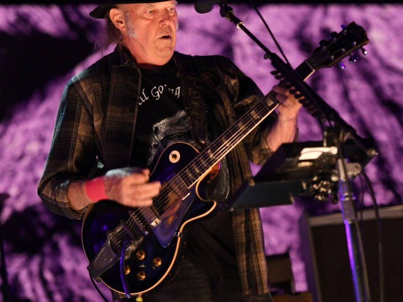 Neil Young auf der Bühne.