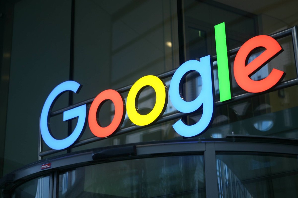 Das Google Logo auf einem Gebäudedach.