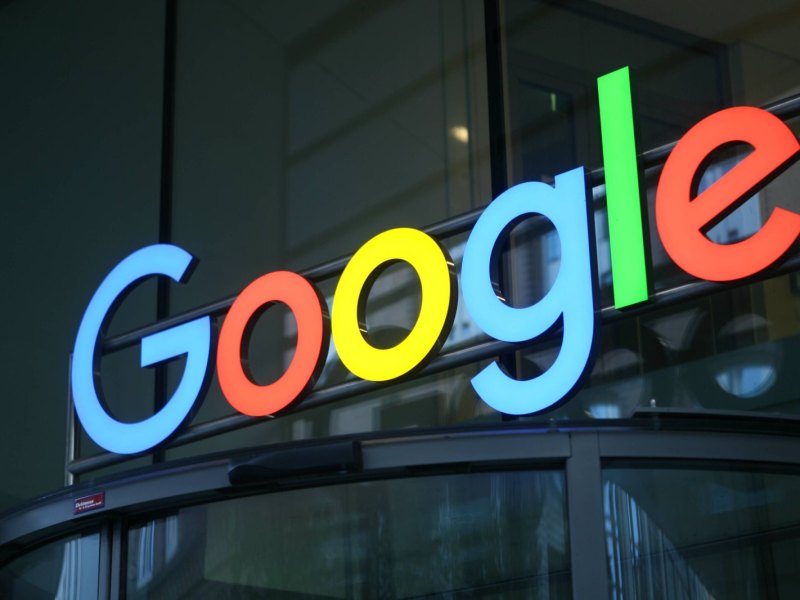 Das Google Logo auf einem Gebäudedach.