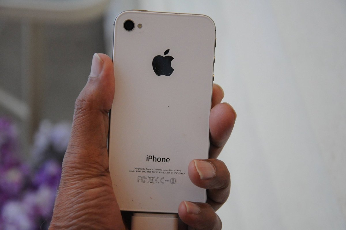 Ein iPhone 4s am Ladekabel.
