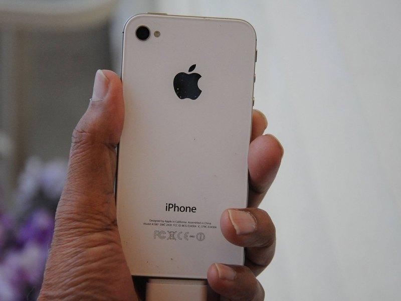 Ein iPhone 4s am Ladekabel.