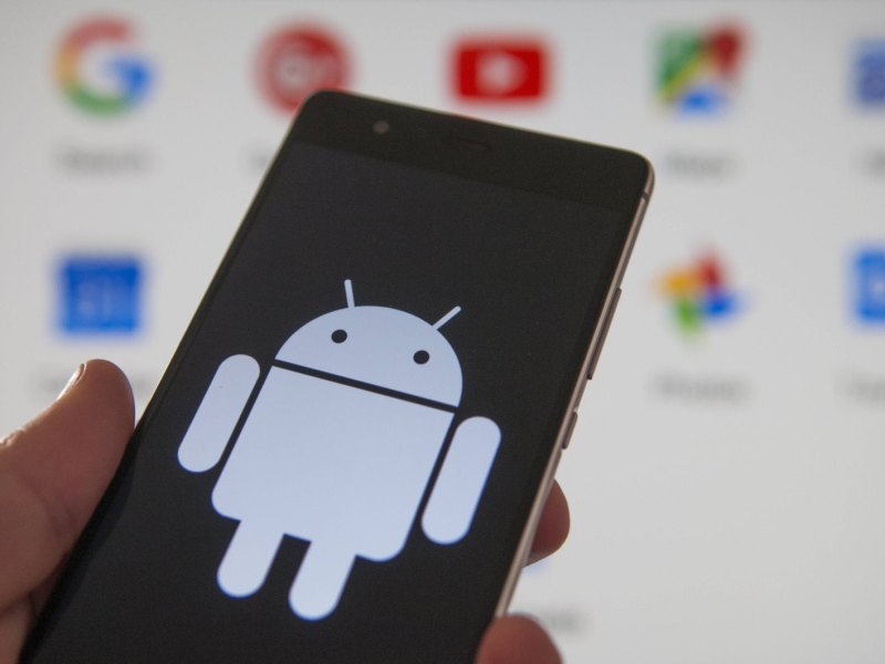Android Logo auf einem Smartphone