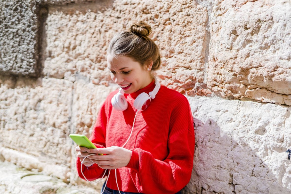 Frau mit Handy