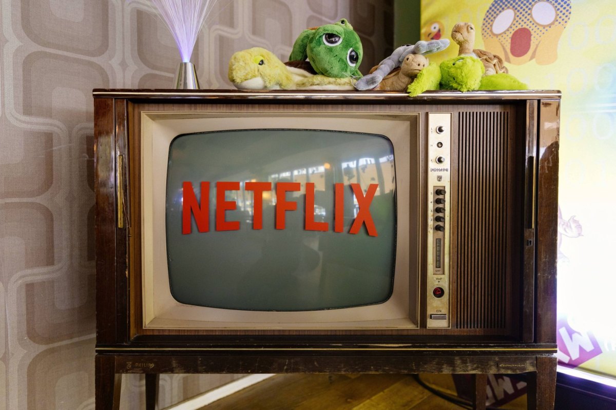 Alter Fernseher mit Netflix-Logo