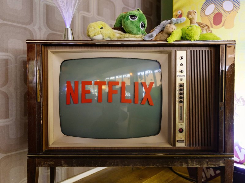Alter Fernseher mit Netflix-Logo