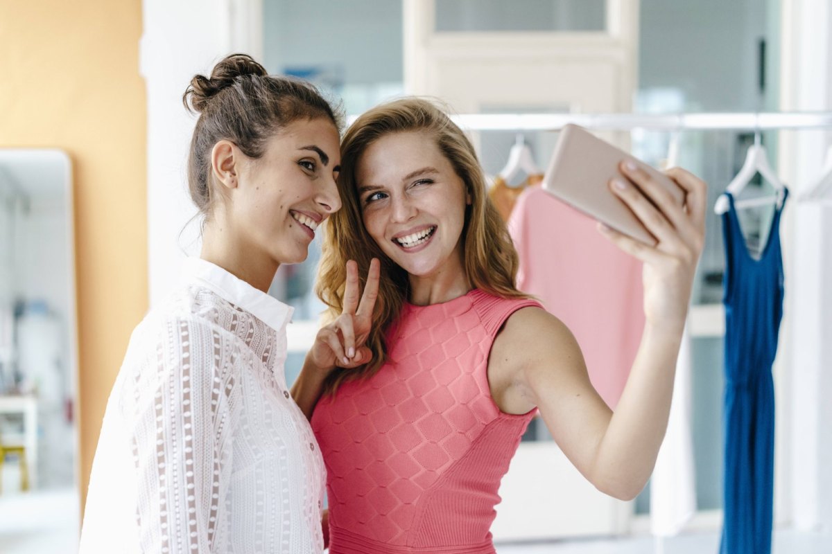 Zwei Frauen machen gemeinsames Selfie