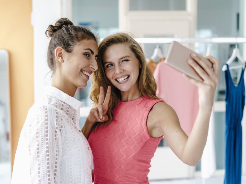 Zwei Frauen machen gemeinsames Selfie