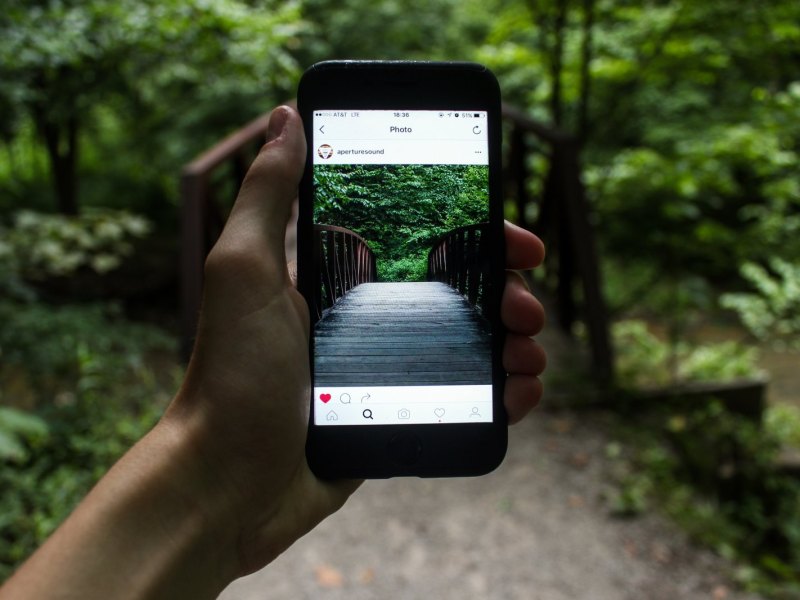 Smartphone mit Instagram-Foto