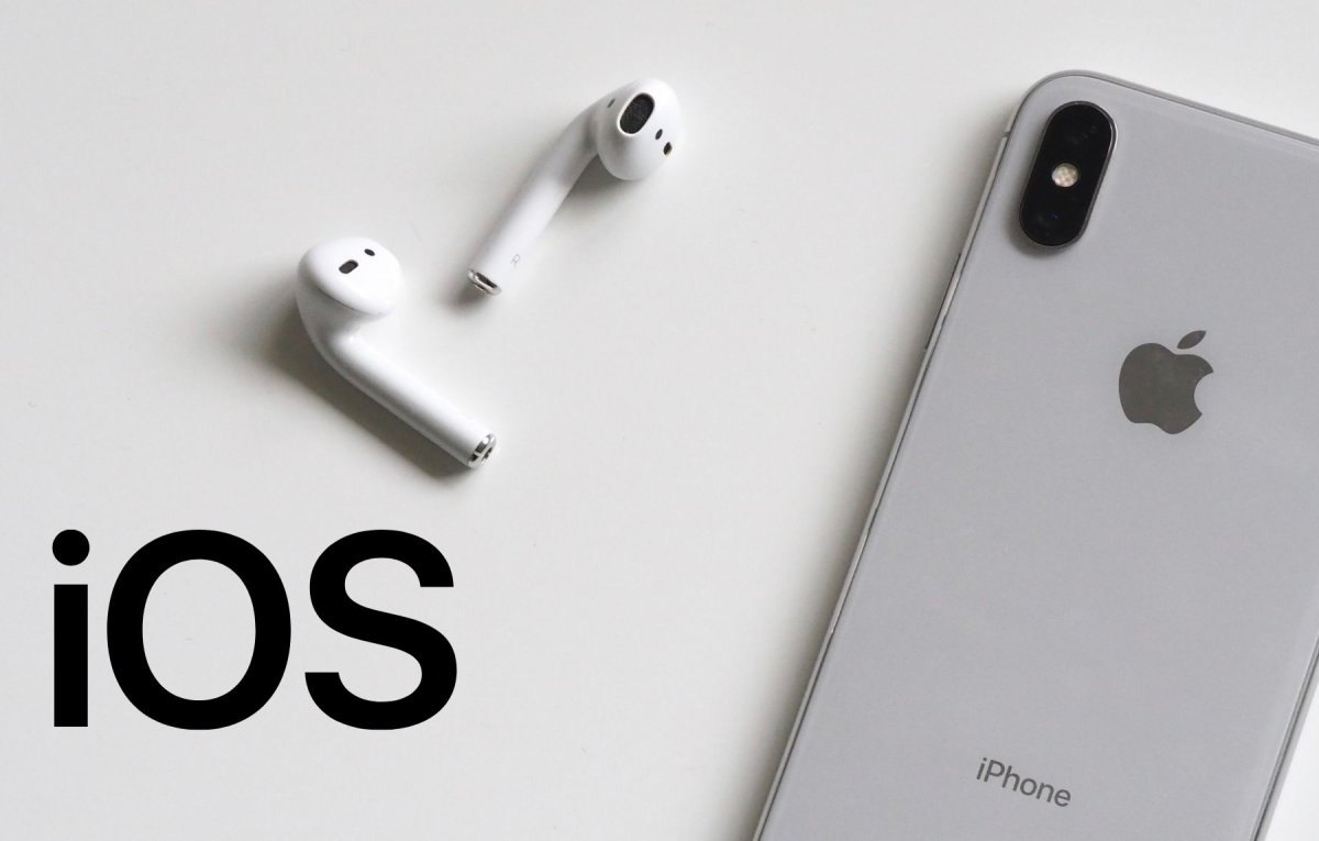 iPhone mit AirPods und der iOS-Schriftzug