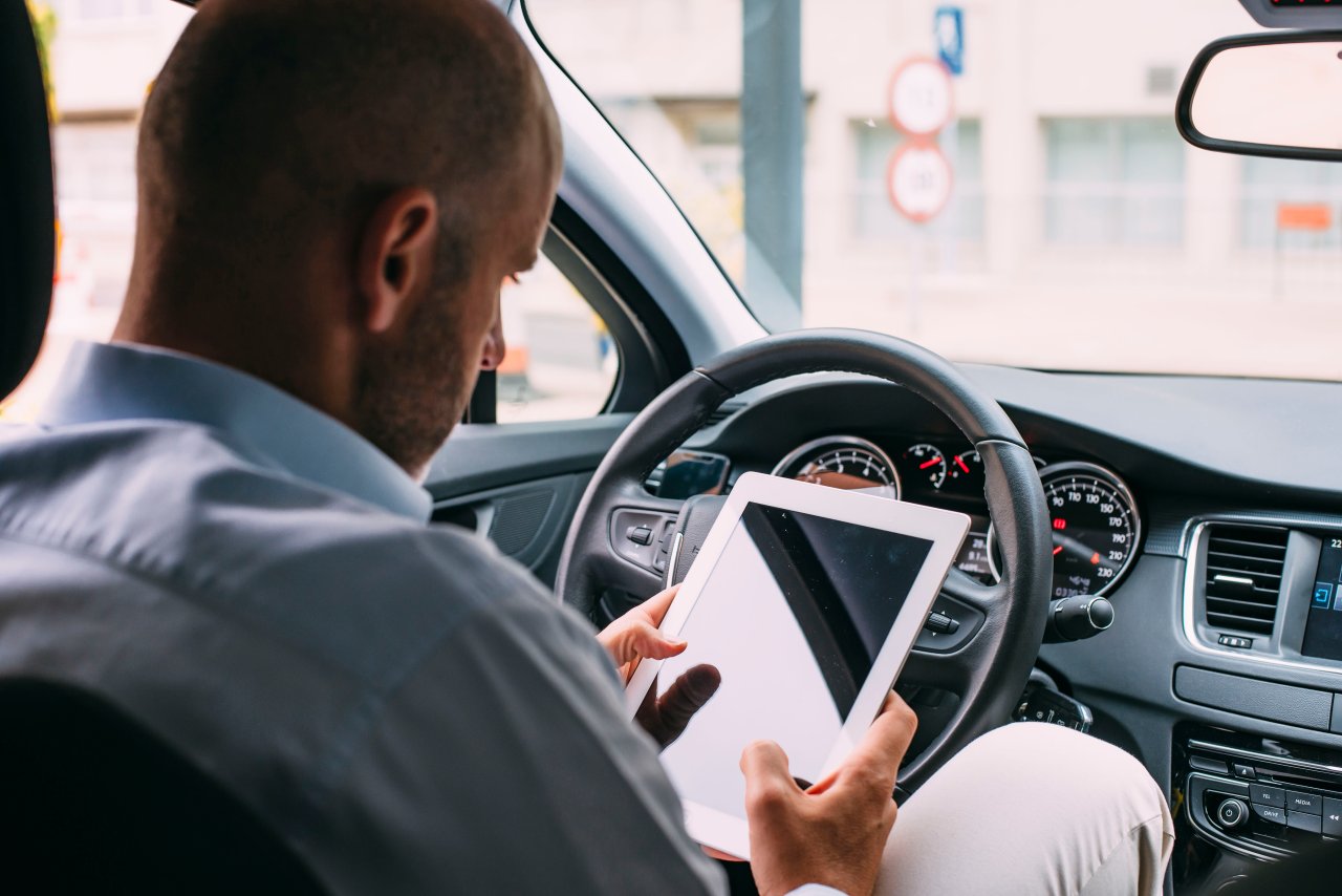 Eine iPad-Halterung fürs Auto erleichtert dir die Fahrt. Wir haben für dich die Vorteile zusammengefasst und stellen dir die besten Modelle vor.