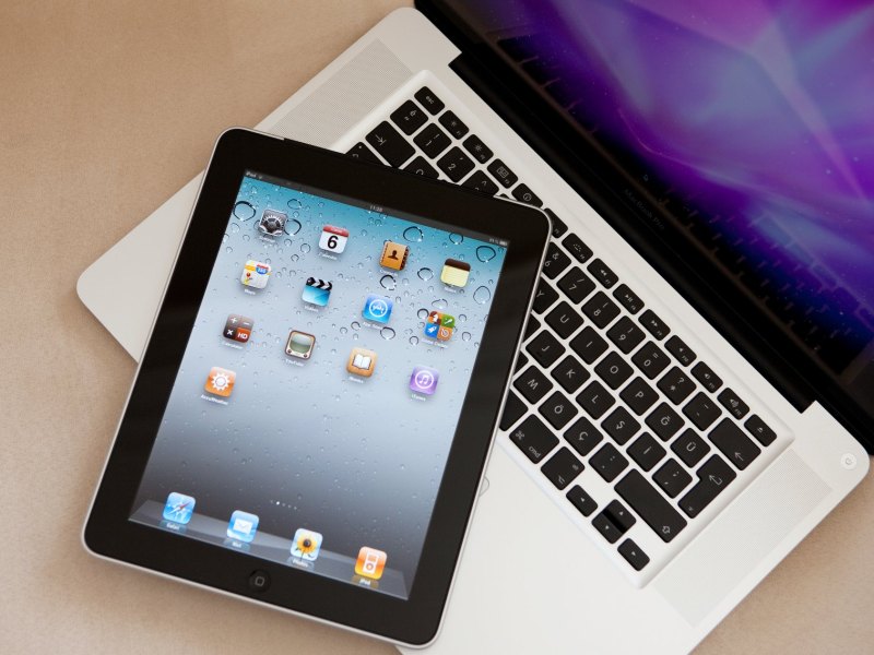 Ein iPad liegt auf einem MacBook.