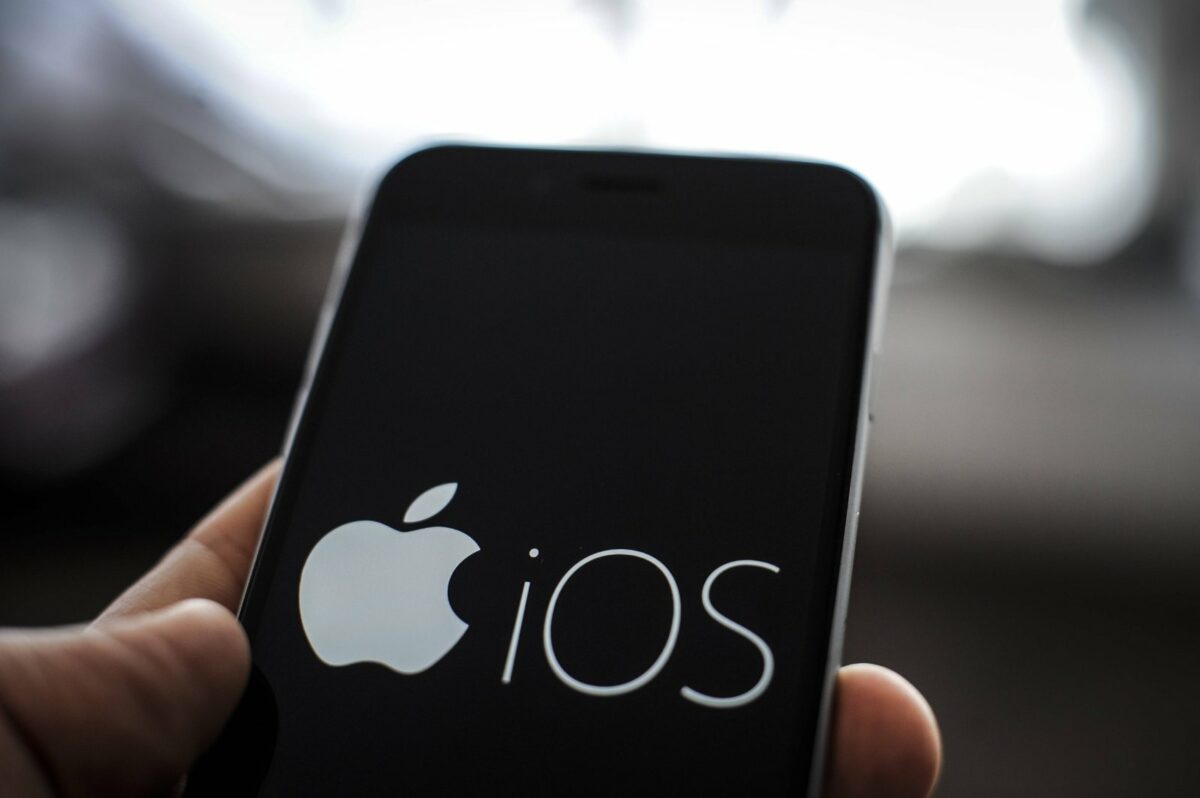 iOS Logo auf iPhone