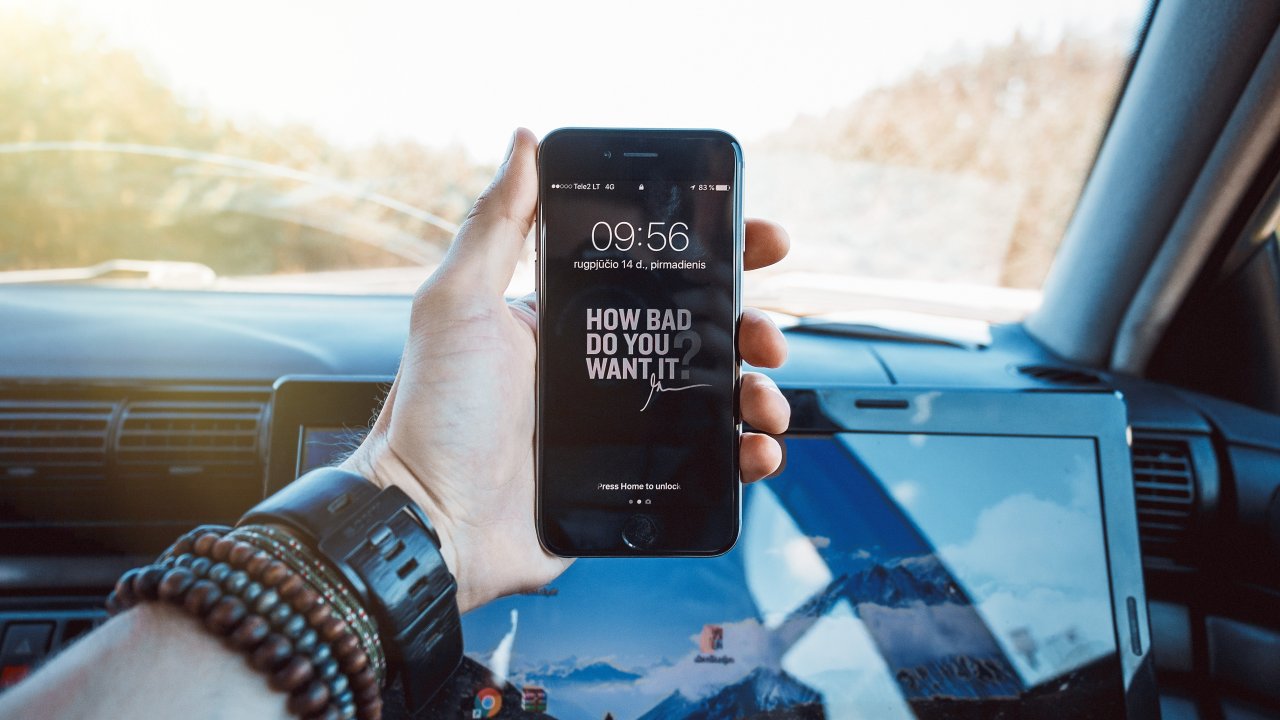 Dir stehen mehrere Möglichkeiten zur Verfügung, dein Handy mit dem Autoradio zu verbinden.