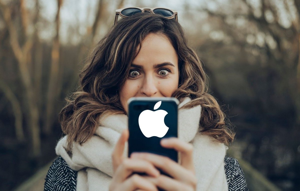 Frau blickt überrascht auf ihr Handy.