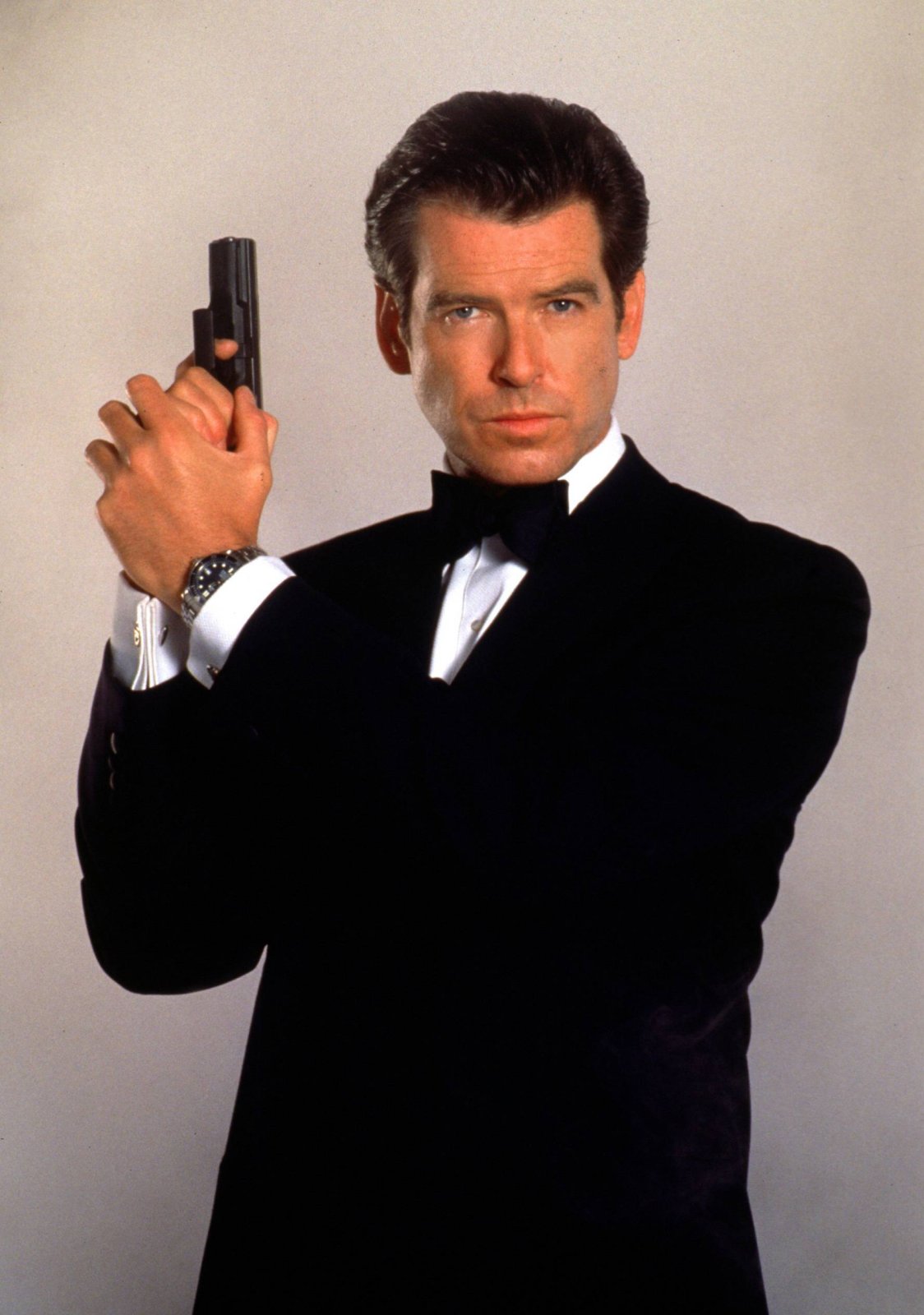 Pierce Brosnan als James Bond 007 mit erhobener Pistole
