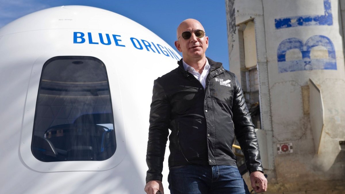Jeff Bezos vor einer Blue Origin-Rakete.