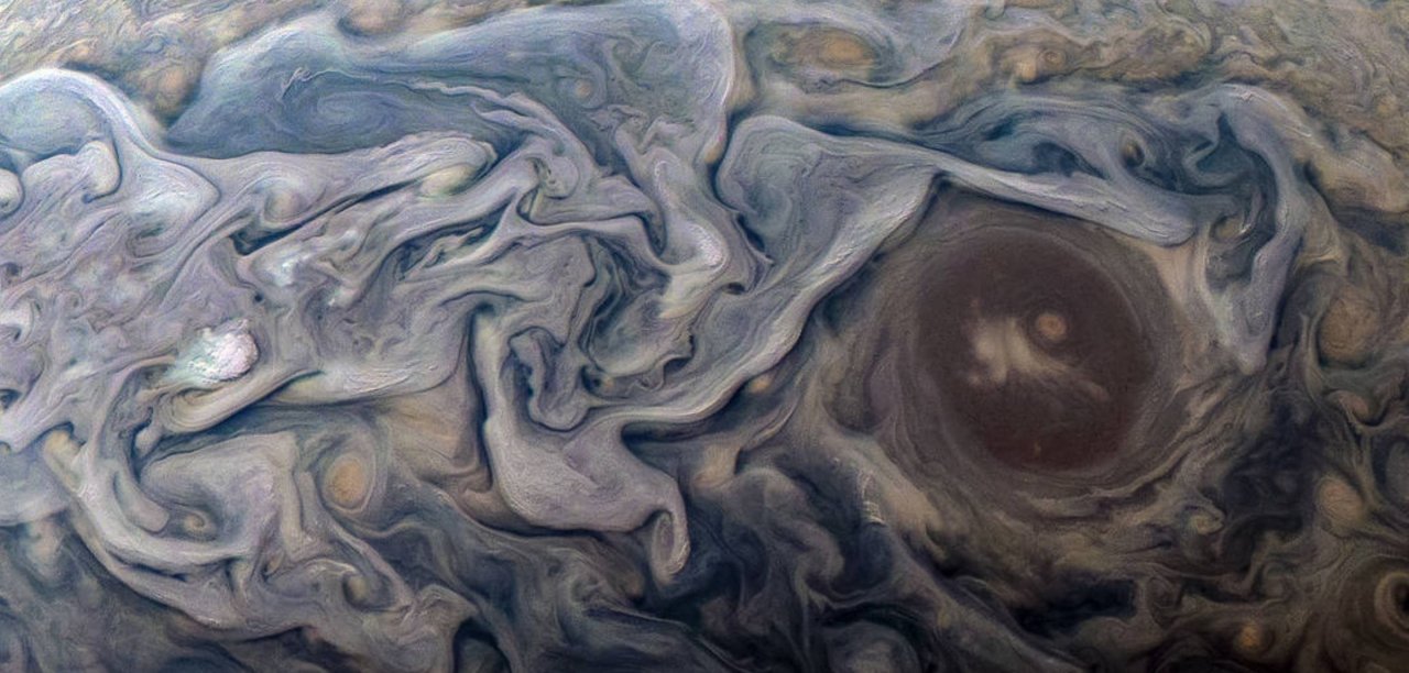 Die Oberfläche von Jupiter ist mit Stürmen überzogen.
