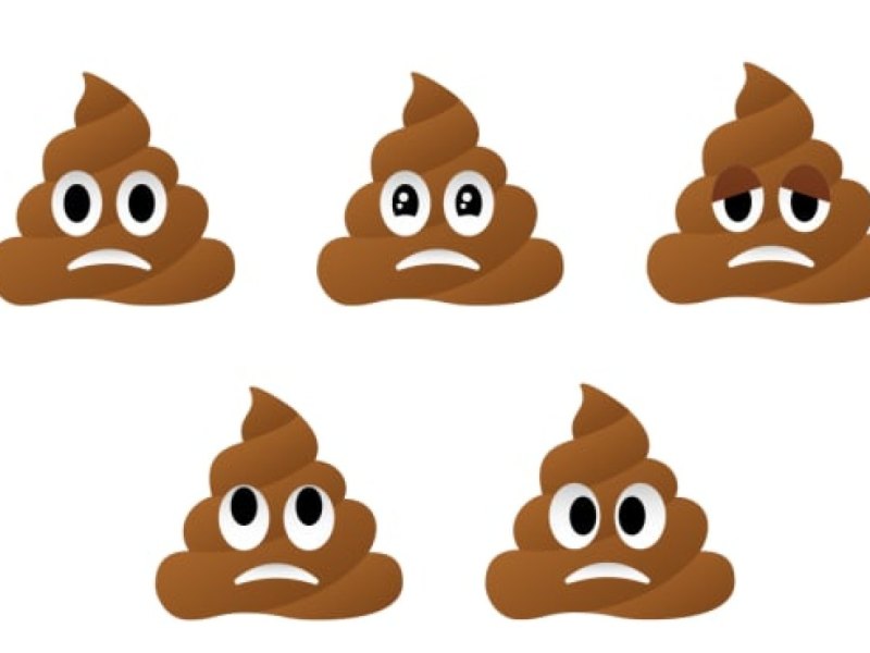 Fünf verschiedene Darstellungen des Kackhaufen-Emojis