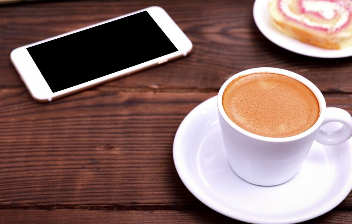 Kaffee und ein Smartphone