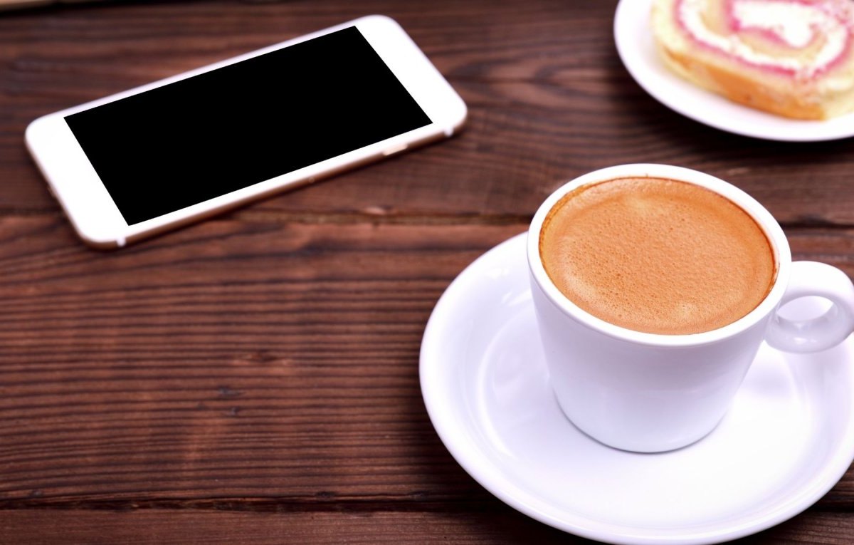 Kaffee und ein Smartphone