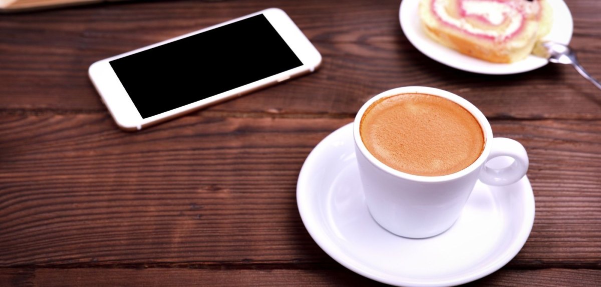 Kaffee und ein Smartphone