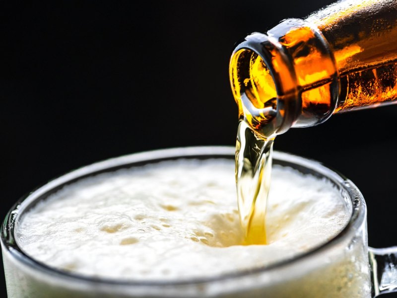 Bier wird in ein Glas gegossen