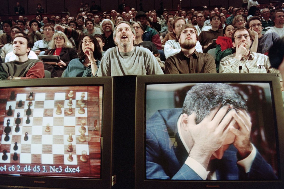 Zwei Montore zeigen ein Schachbrett (links) und Schachweltmeister Garry Kasparov (rechts)