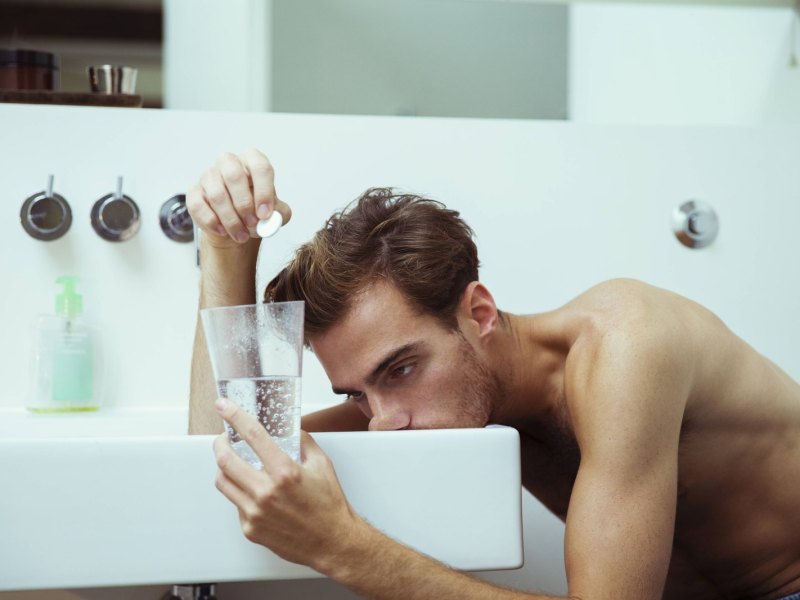 Mann am Waschbecken