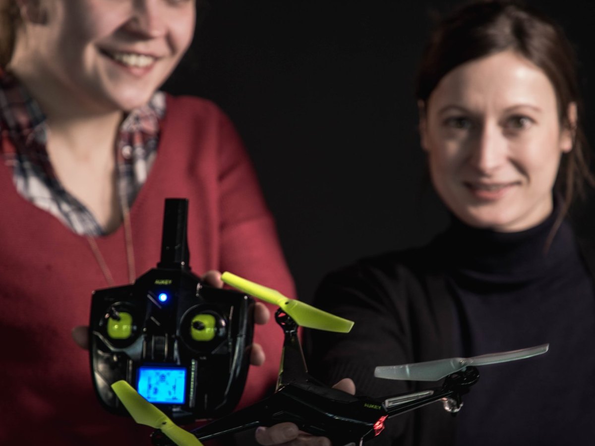 Katharina und Dana halten eine Drohne samt Controller in die Kamera