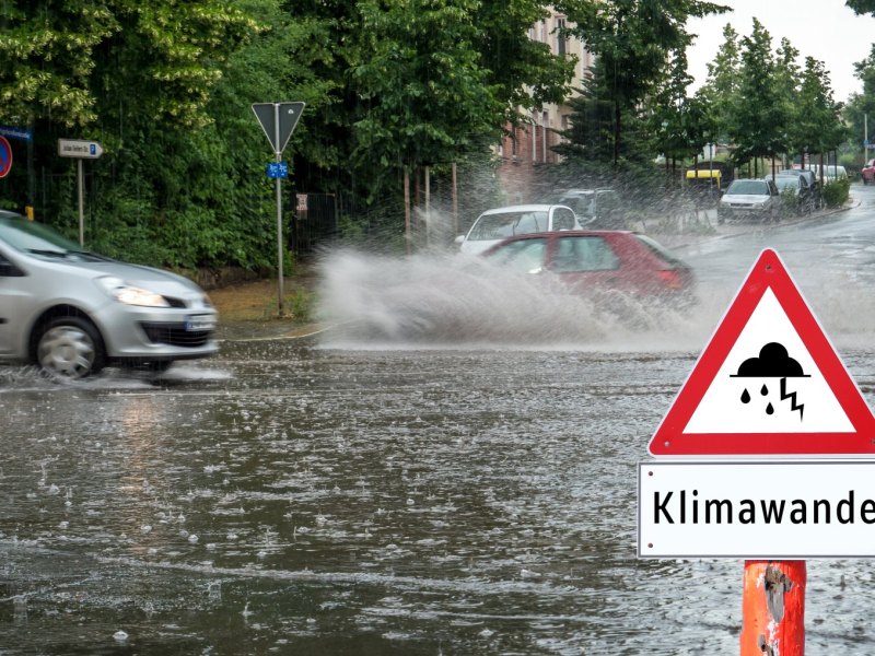 Überflutete Straße in Deutschland