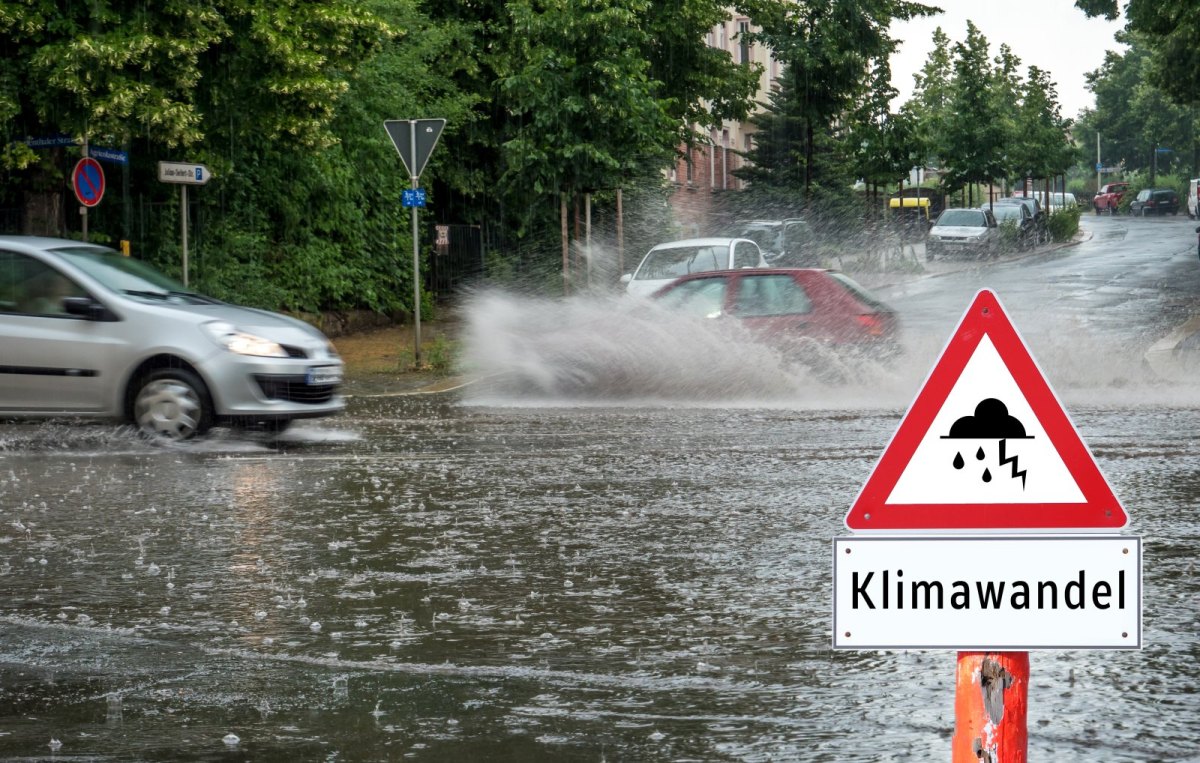 Überflutete Straße in Deutschland