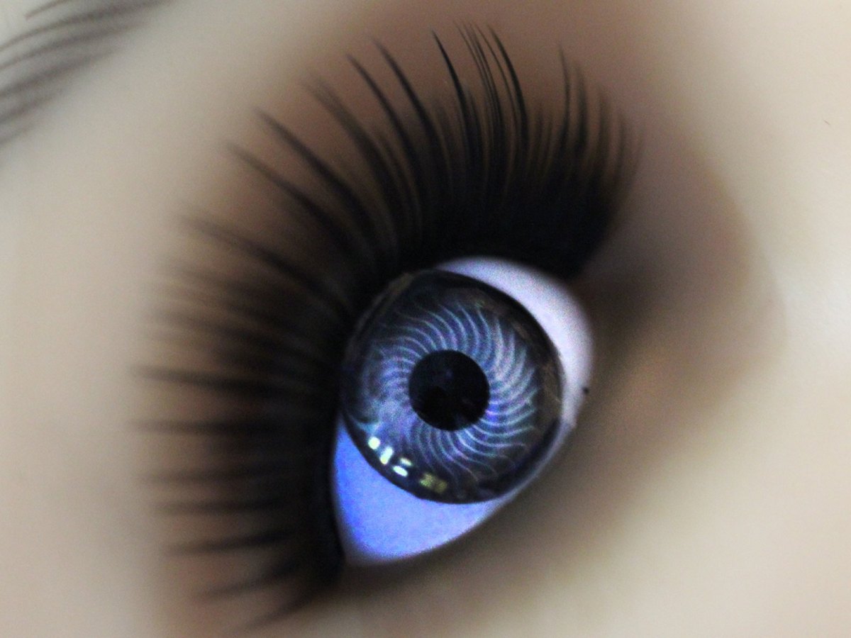 Illustration einer smarten Kontaktlinse im Auge