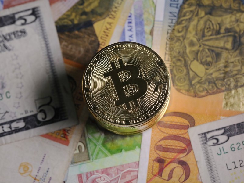 Bitcoin-Münzen liegt auf Geldscheinen verschiedener Währungen