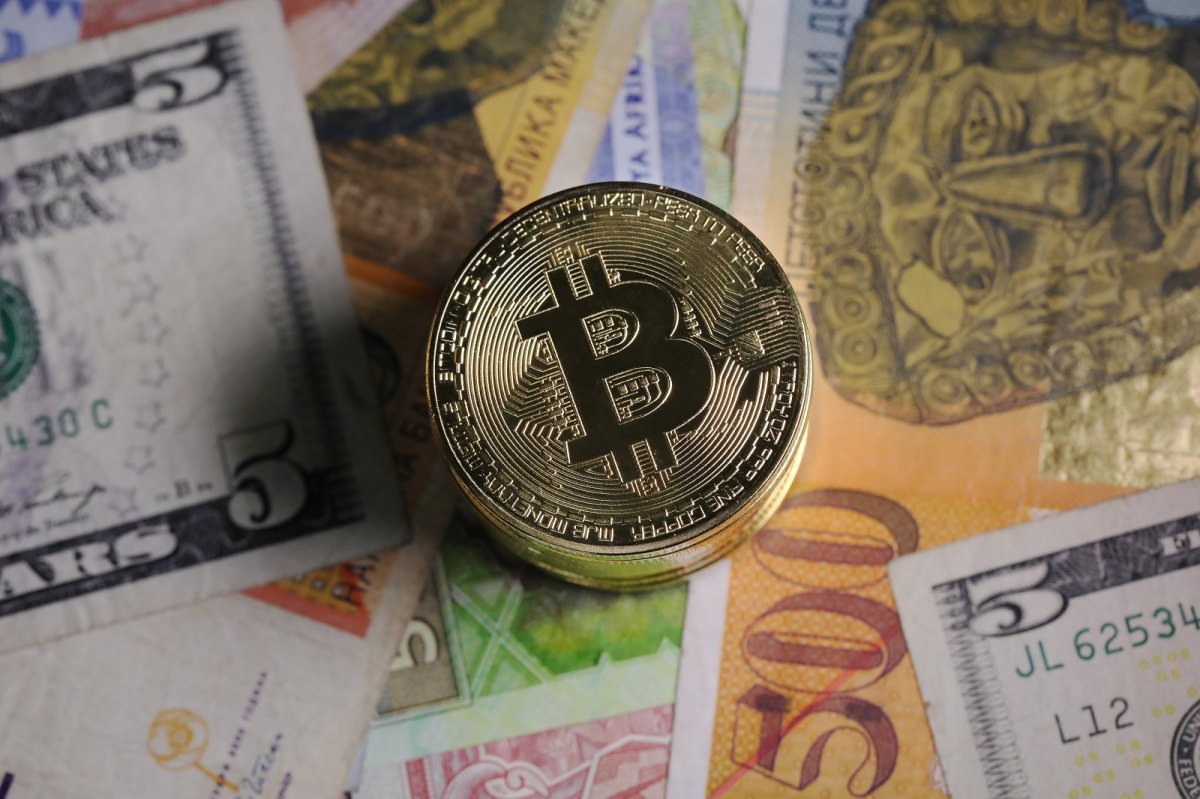 Bitcoin-Münzen liegt auf Geldscheinen verschiedener Währungen