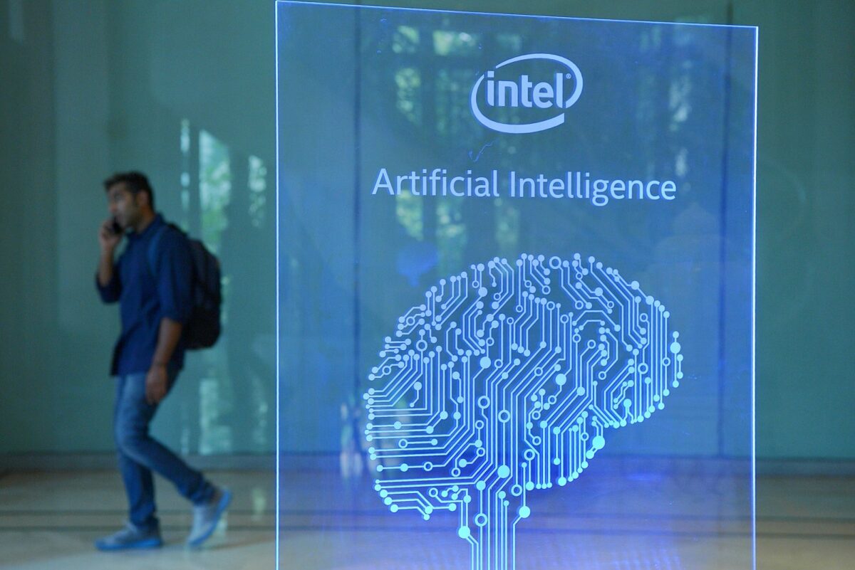 Bild eines vernetzten Gehirns unter einem Logo von Intel