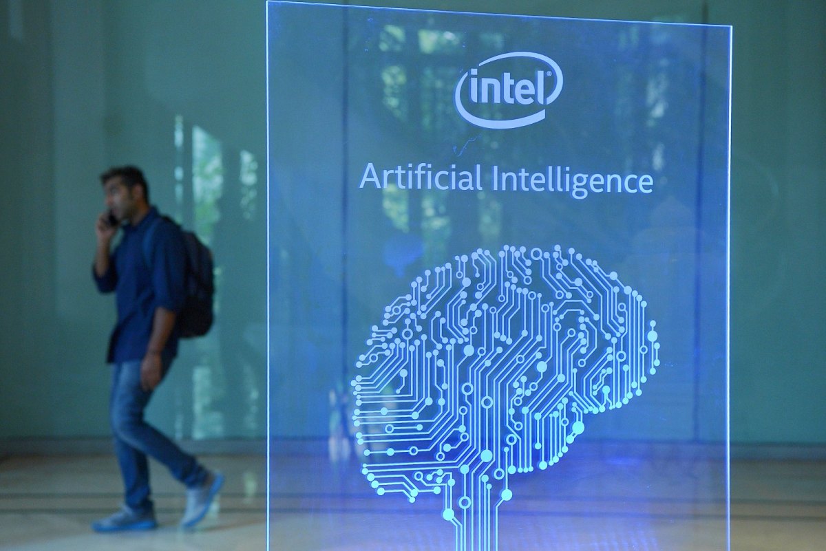 Bild eines vernetzten Gehirns unter einem Logo von Intel