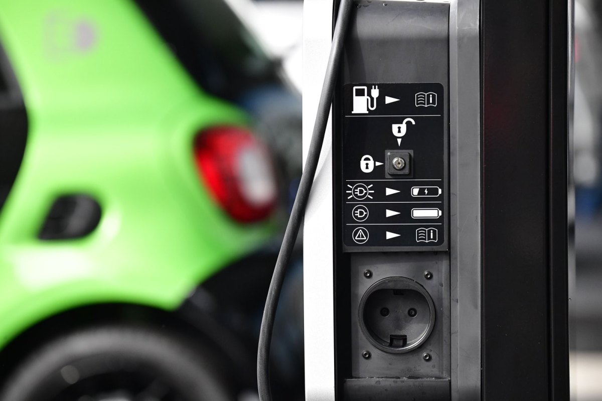 Auto nahe Ladesäule