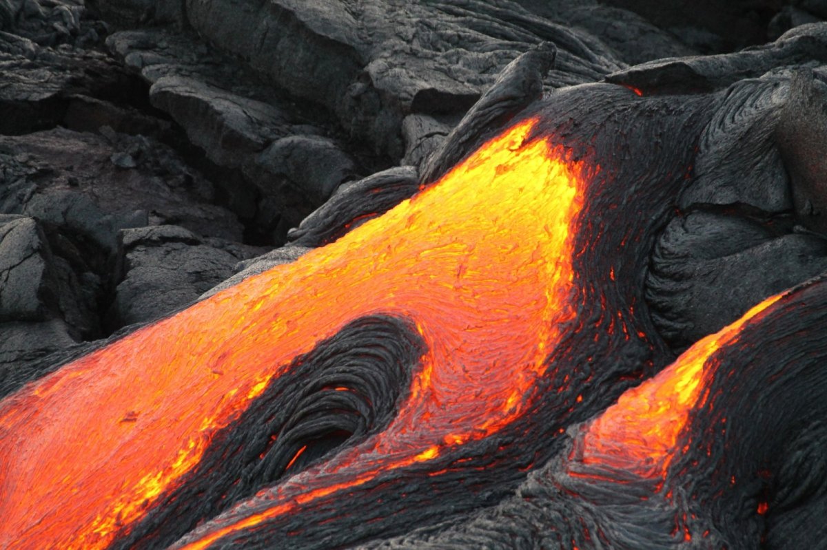 Lava fließt einen Hang herunter.